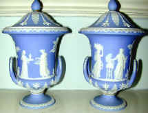 china_pr_wedgwood_covered_urns_red.jpg (35949 bytes)