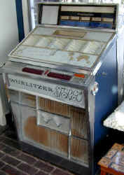 game_juke_box_wurlitzer_red.jpg (33842 bytes)
