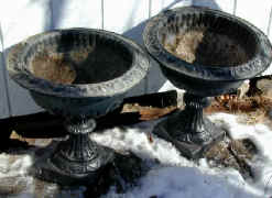 urns_2_shell_rim_red.jpg (38285 bytes)