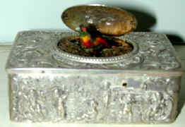 vertu_singing_bird_box_red.jpg (28003 bytes)